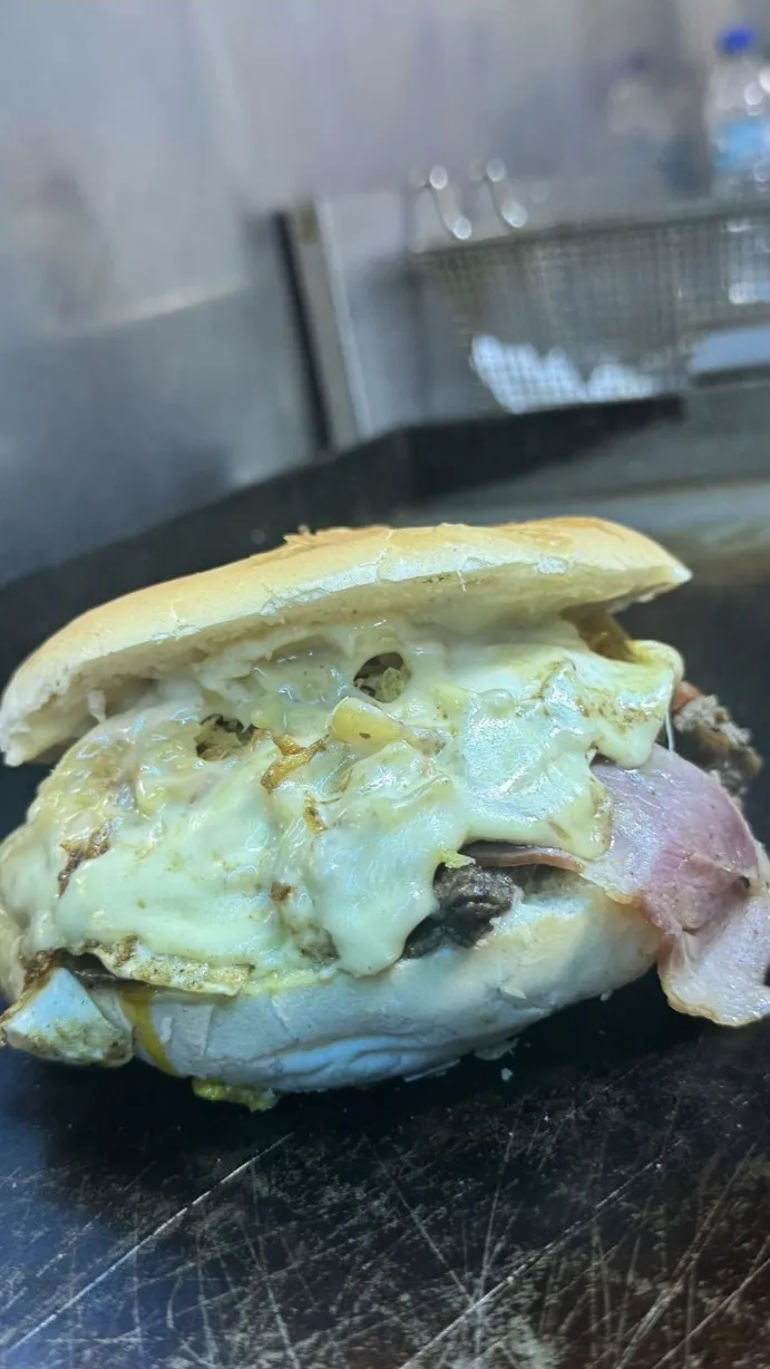 Sándwich con queso fundido y cecina, recién salido de la plancha.